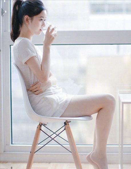 女生踝下面的照片曝光,独特轮廓下的时尚魅力